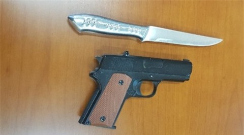 Kẻ khống chế nhân viên y tế: Nhìn thấy ông anh xã hội ngơ ngẩn nên kích động - Ảnh 4.