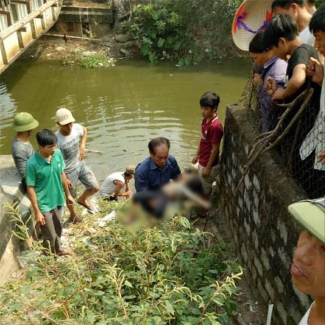 Hà Nam: Không ước lượng được khoảng cách an toàn để đứng chờ khi đoàn tàu sắp lao tới, 2 mẹ con tử vong thương tâm