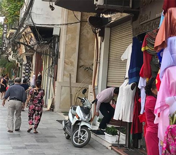 Người đàn ông mang khăn lụa Khaisilk tặng vợ hôm 20-10 nhất quyết đến cửa hàng trả lại - Ảnh 6.