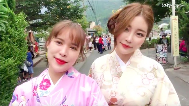 Clip siêu xinh xắn của 2 cô bạn Hàn Quốc đi du lịch cùng nhau: Thôi, cần bạn trai làm gì!-1