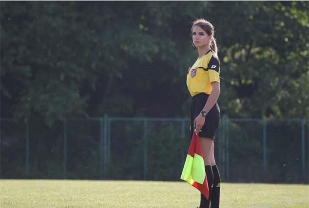 Nữ sinh viên kiêm trọng tài gây sốt vì quá xinh đẹp - Ảnh 4.