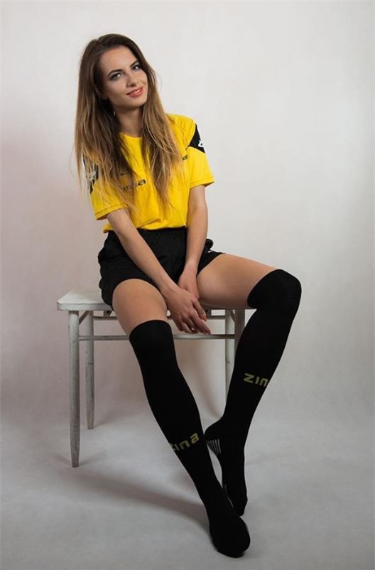 Nữ sinh viên kiêm trọng tài gây sốt vì quá xinh đẹp - Ảnh 5.