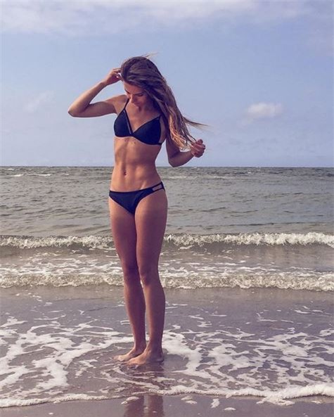 Nữ sinh viên kiêm trọng tài gây sốt vì quá xinh đẹp - Ảnh 6.