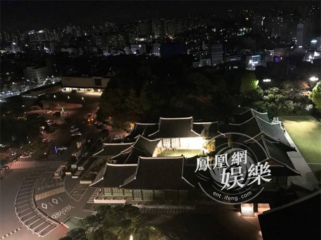 Đám cưới Song - Song trước giờ G: Nhân viên cật lực trang trí lễ đường cả dêm, sáng nay tiếp tục gấp rút hoàn thành - Ảnh 1.