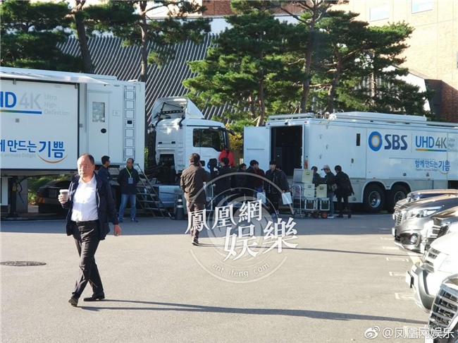 Đám cưới Song - Song trước giờ G: Nhân viên cật lực trang trí lễ đường cả dêm, sáng nay tiếp tục gấp rút hoàn thành - Ảnh 10.