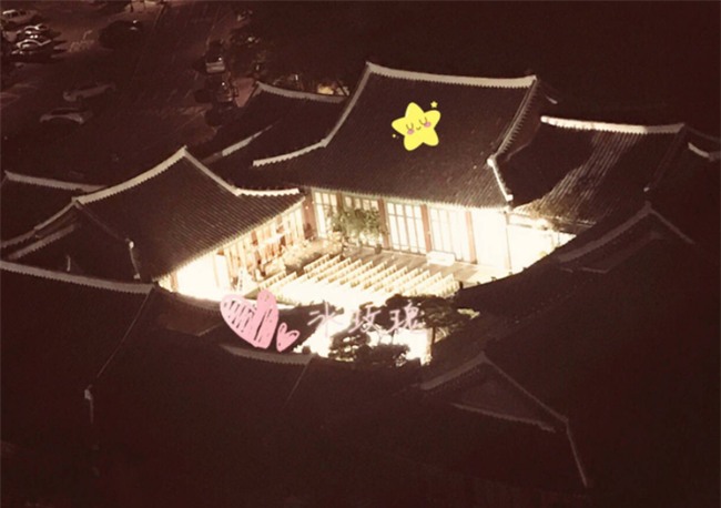 Đám cưới Song - Song trước giờ G: Nhân viên cật lực trang trí lễ đường cả dêm, sáng nay tiếp tục gấp rút hoàn thành - Ảnh 2.