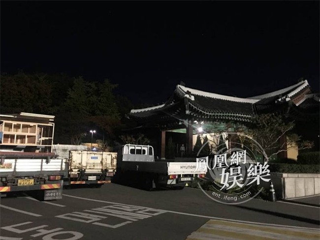 Đám cưới Song - Song trước giờ G: Nhân viên cật lực trang trí lễ đường cả dêm, sáng nay tiếp tục gấp rút hoàn thành - Ảnh 3.