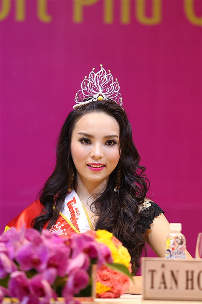 Những hoa hậu Việt vừa đăng quang đã bị ném đá tơi tả về nhan sắc-6