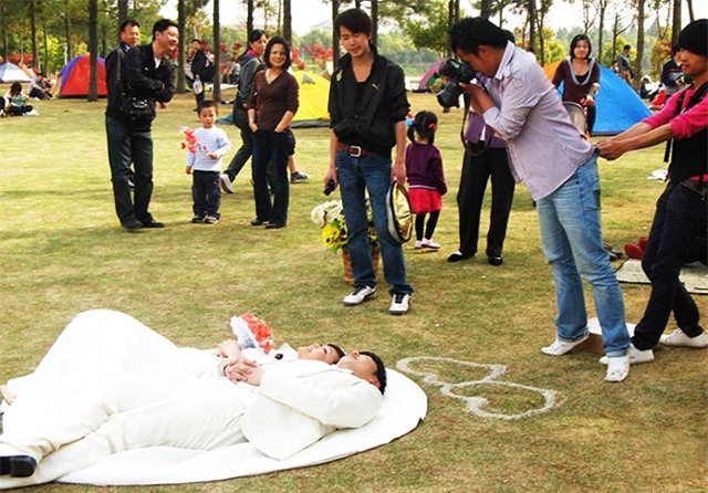 cuoi te ghe voi hau truong anh cuoi cua nhung nhiep anh gia "co tam nhat he mat troi" - 5