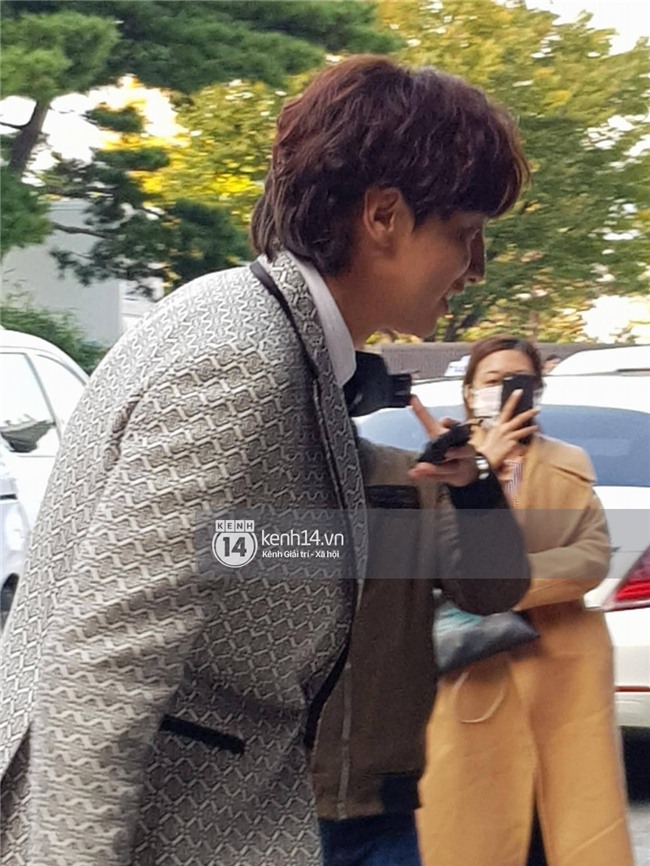 Độc quyền: Lee Kwang Soo, So Ji Sub đi cổng riêng, nhanh chóng tiến vào khu vực đám cưới để làm phù rể - Ảnh 2.