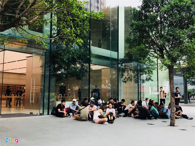 Hang chuc nguoi Viet den Apple Store truoc 3 ngay de mua iPhone X hinh anh 1