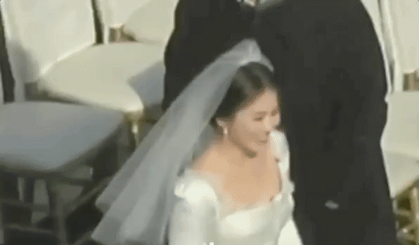 nhung hinh anh dau tien ve 2 chiec vay cuoi cuc hoanh trang cua song hye kyo! - 1