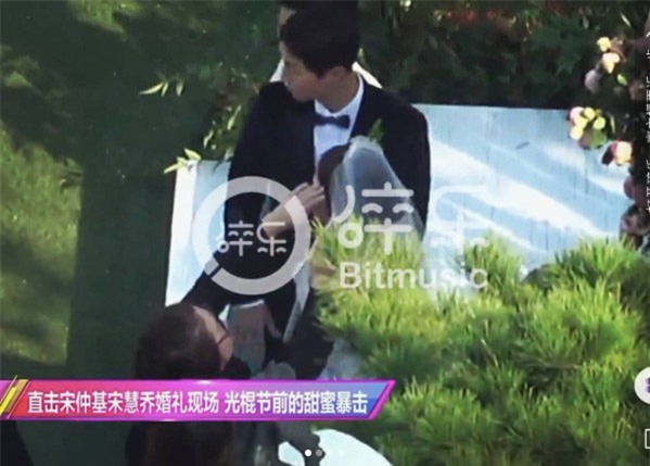 nhung hinh anh dau tien ve 2 chiec vay cuoi cuc hoanh trang cua song hye kyo! - 3