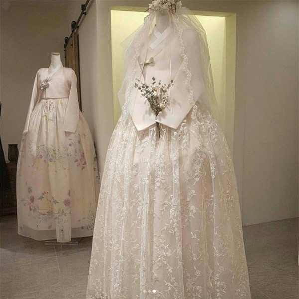 nhung hinh anh dau tien ve 2 chiec vay cuoi cuc hoanh trang cua song hye kyo! - 9