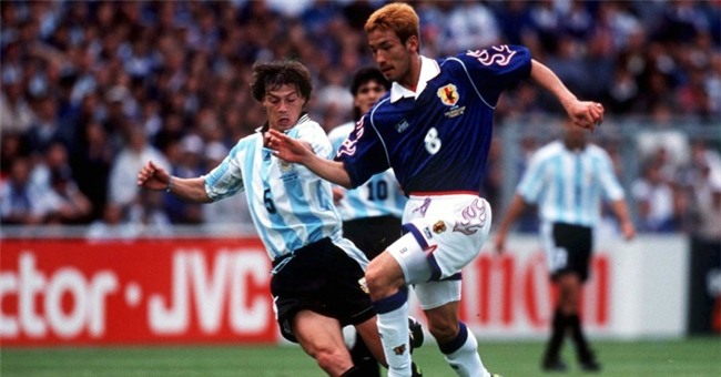 Hidetoshi Nakata: Biểu tượng bóng đá và thời trang, một David Beckham châu Á - Ảnh 2.