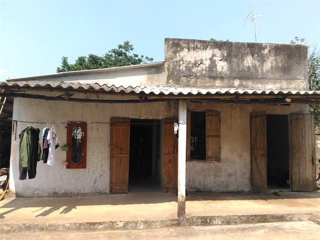 Cận cảnh hiện trường vụ nam thanh niên nghi bị đạn lạc bắn trúng cổ - Ảnh 1.