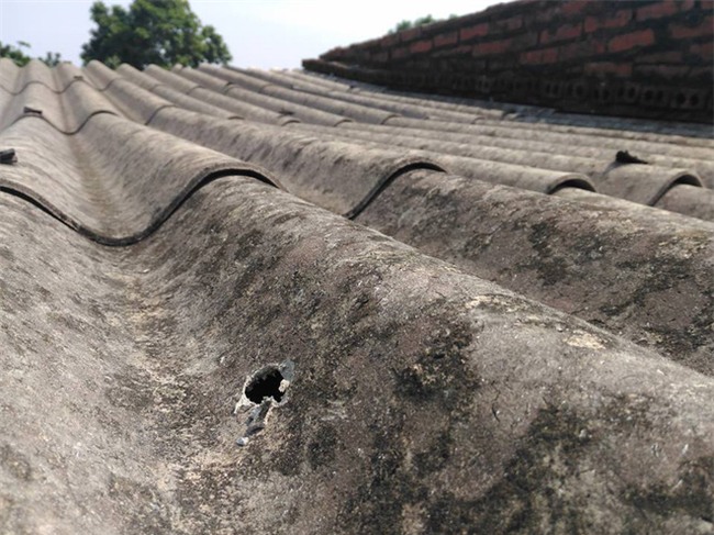 Cận cảnh hiện trường vụ nam thanh niên nghi bị đạn lạc bắn trúng cổ - Ảnh 2.