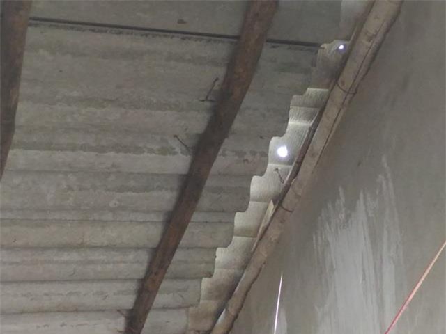 Cận cảnh hiện trường vụ nam thanh niên nghi bị đạn lạc bắn trúng cổ - Ảnh 4.