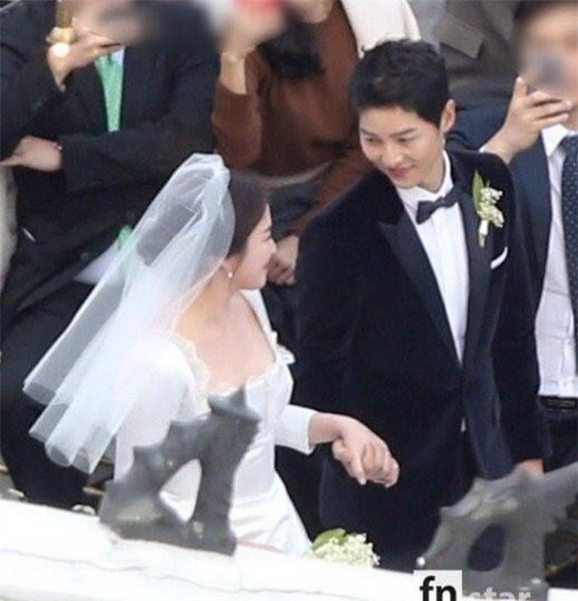 Hóa ra váy cưới của Song Hye Kyo đã được tiết lộ từ trước mà chúng ta chẳng hề hay biết - Ảnh 2.