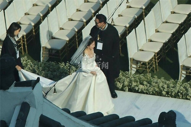 Hóa ra váy cưới của Song Hye Kyo đã được tiết lộ từ trước mà chúng ta chẳng hề hay biết - Ảnh 9.