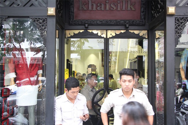 Vụ Khaisilk bán lụa Trung Quốc: Đồng loạt kiểm tra 3 cửa hàng tại TP.HCM - Ảnh 2.