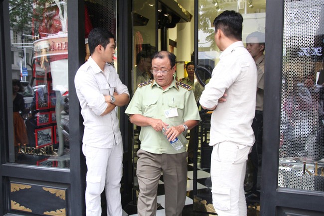 Vụ Khaisilk bán lụa Trung Quốc: Đồng loạt kiểm tra 3 cửa hàng tại TP.HCM - Ảnh 4.