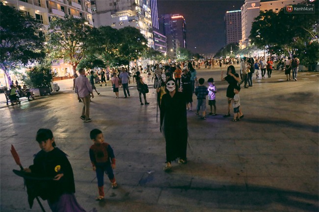 Đầu tư mùa Halloween, nhiều bạn trẻ Sài Gòn hóa trang rùng rợn trêu đùa trẻ em ở phố đi bộ Nguyễn Huệ - Ảnh 1.