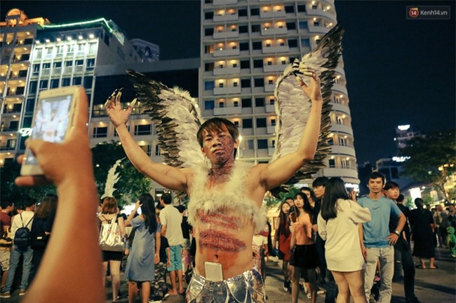 Đầu tư mùa Halloween, nhiều bạn trẻ Sài Gòn hóa trang rùng rợn trêu đùa trẻ em ở phố đi bộ Nguyễn Huệ - Ảnh 11.