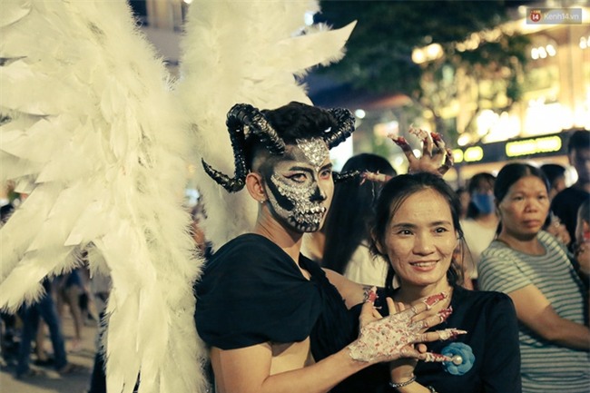 Đầu tư mùa Halloween, nhiều bạn trẻ Sài Gòn hóa trang rùng rợn trêu đùa trẻ em ở phố đi bộ Nguyễn Huệ - Ảnh 12.