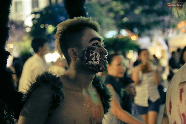 Đầu tư mùa Halloween, nhiều bạn trẻ Sài Gòn hóa trang rùng rợn trêu đùa trẻ em ở phố đi bộ Nguyễn Huệ - Ảnh 13.