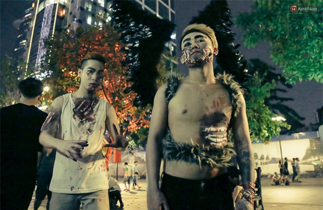 Đầu tư mùa Halloween, nhiều bạn trẻ Sài Gòn hóa trang rùng rợn trêu đùa trẻ em ở phố đi bộ Nguyễn Huệ - Ảnh 14.