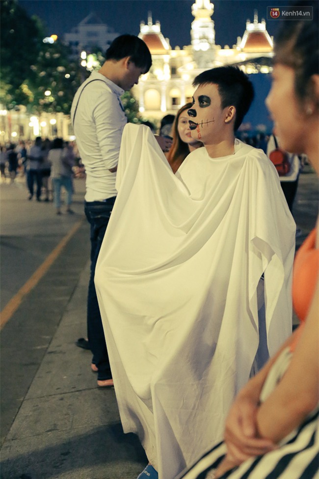 Đầu tư mùa Halloween, nhiều bạn trẻ Sài Gòn hóa trang rùng rợn trêu đùa trẻ em ở phố đi bộ Nguyễn Huệ - Ảnh 16.