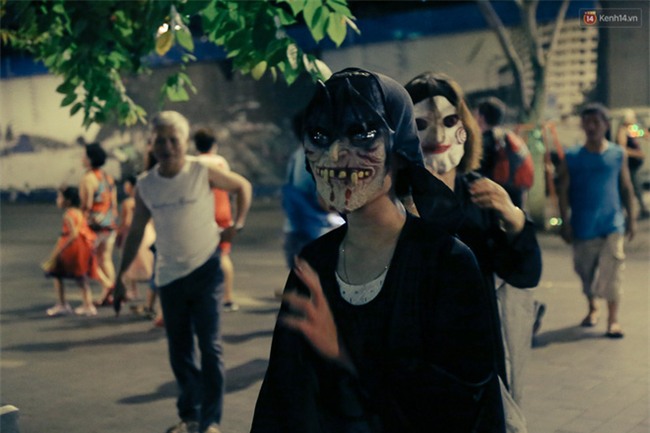 Đầu tư mùa Halloween, nhiều bạn trẻ Sài Gòn hóa trang rùng rợn trêu đùa trẻ em ở phố đi bộ Nguyễn Huệ - Ảnh 18.