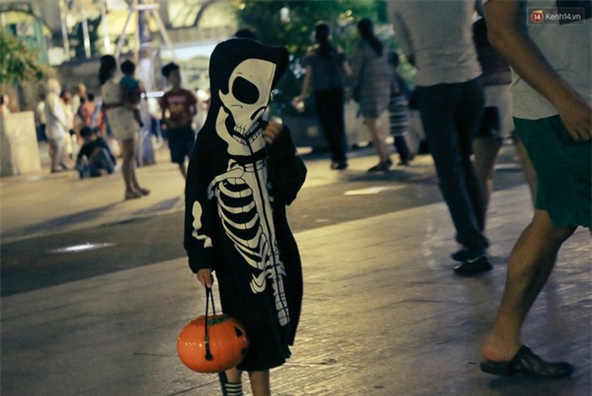 Đầu tư mùa Halloween, nhiều bạn trẻ Sài Gòn hóa trang rùng rợn trêu đùa trẻ em ở phố đi bộ Nguyễn Huệ - Ảnh 19.