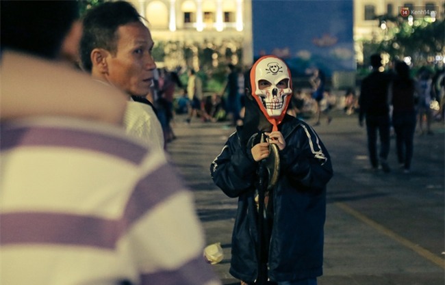 Đầu tư mùa Halloween, nhiều bạn trẻ Sài Gòn hóa trang rùng rợn trêu đùa trẻ em ở phố đi bộ Nguyễn Huệ - Ảnh 20.