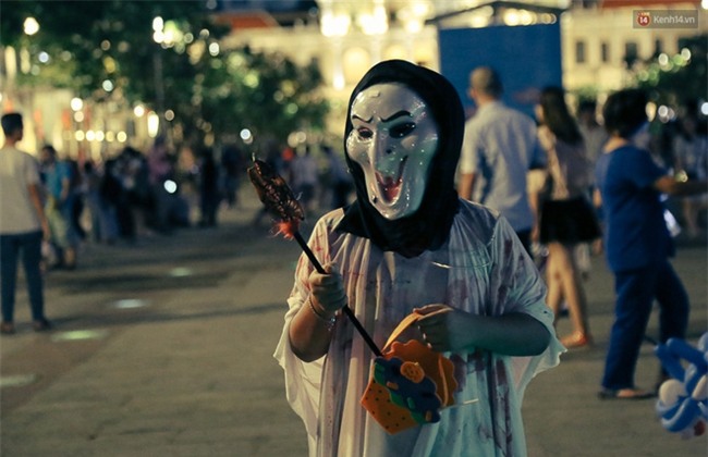 Đầu tư mùa Halloween, nhiều bạn trẻ Sài Gòn hóa trang rùng rợn trêu đùa trẻ em ở phố đi bộ Nguyễn Huệ - Ảnh 22.
