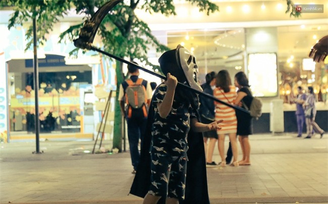 Đầu tư mùa Halloween, nhiều bạn trẻ Sài Gòn hóa trang rùng rợn trêu đùa trẻ em ở phố đi bộ Nguyễn Huệ - Ảnh 23.