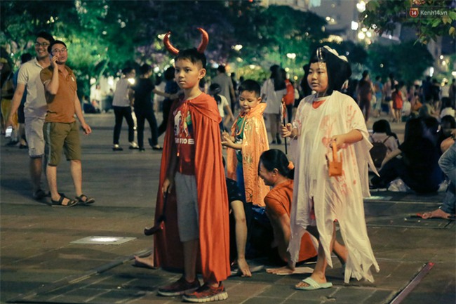 Đầu tư mùa Halloween, nhiều bạn trẻ Sài Gòn hóa trang rùng rợn trêu đùa trẻ em ở phố đi bộ Nguyễn Huệ - Ảnh 24.