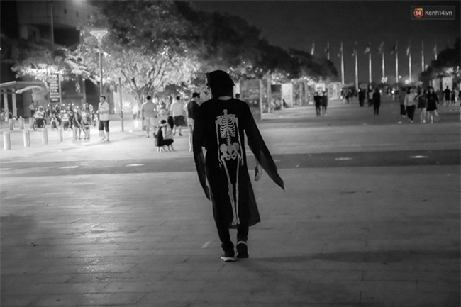 Đầu tư mùa Halloween, nhiều bạn trẻ Sài Gòn hóa trang rùng rợn trêu đùa trẻ em ở phố đi bộ Nguyễn Huệ - Ảnh 3.