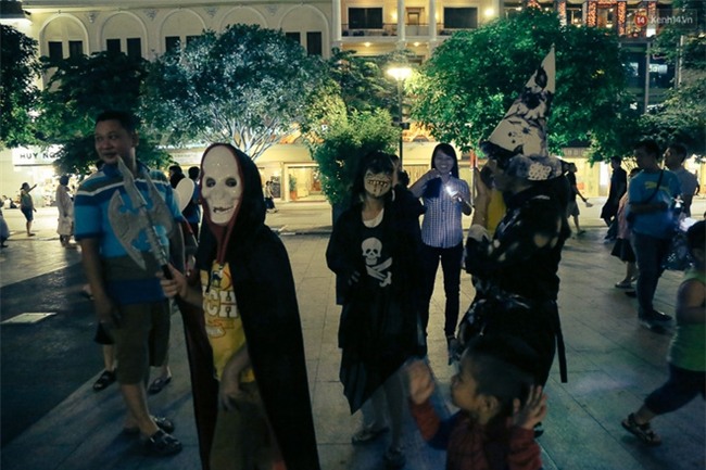 Đầu tư mùa Halloween, nhiều bạn trẻ Sài Gòn hóa trang rùng rợn trêu đùa trẻ em ở phố đi bộ Nguyễn Huệ - Ảnh 4.
