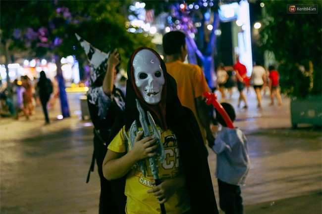 Đầu tư mùa Halloween, nhiều bạn trẻ Sài Gòn hóa trang rùng rợn trêu đùa trẻ em ở phố đi bộ Nguyễn Huệ - Ảnh 5.