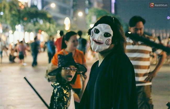 Đầu tư mùa Halloween, nhiều bạn trẻ Sài Gòn hóa trang rùng rợn trêu đùa trẻ em ở phố đi bộ Nguyễn Huệ - Ảnh 7.
