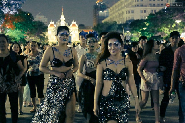 Đầu tư mùa Halloween, nhiều bạn trẻ Sài Gòn hóa trang rùng rợn trêu đùa trẻ em ở phố đi bộ Nguyễn Huệ - Ảnh 8.