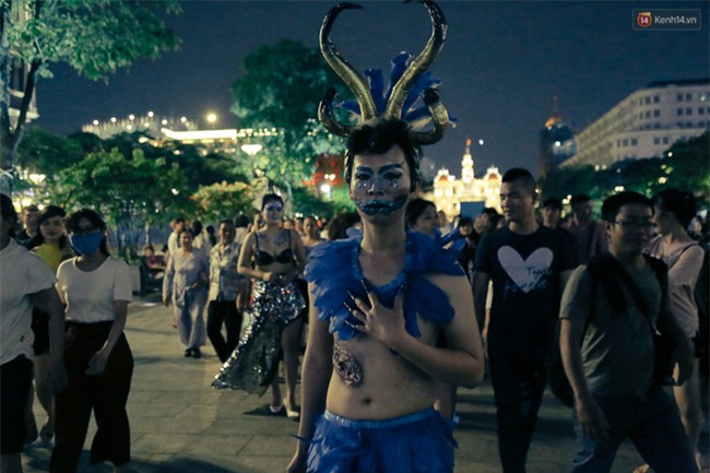 Đầu tư mùa Halloween, nhiều bạn trẻ Sài Gòn hóa trang rùng rợn trêu đùa trẻ em ở phố đi bộ Nguyễn Huệ - Ảnh 9.