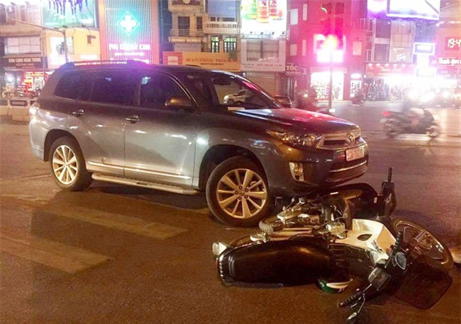 Người dân đập kính, lôi tài xế say rượu ra ngoài sau khi gây tai nạn liên hoàn trên đường phố Hà Nội