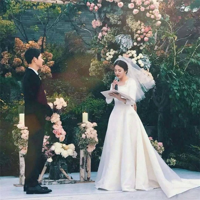 Tuy đơn giản, nhưng trang phục cưới của cặp đôi Song - Song có giá lên tới hơn 3 tỷ đồng - Ảnh 2.