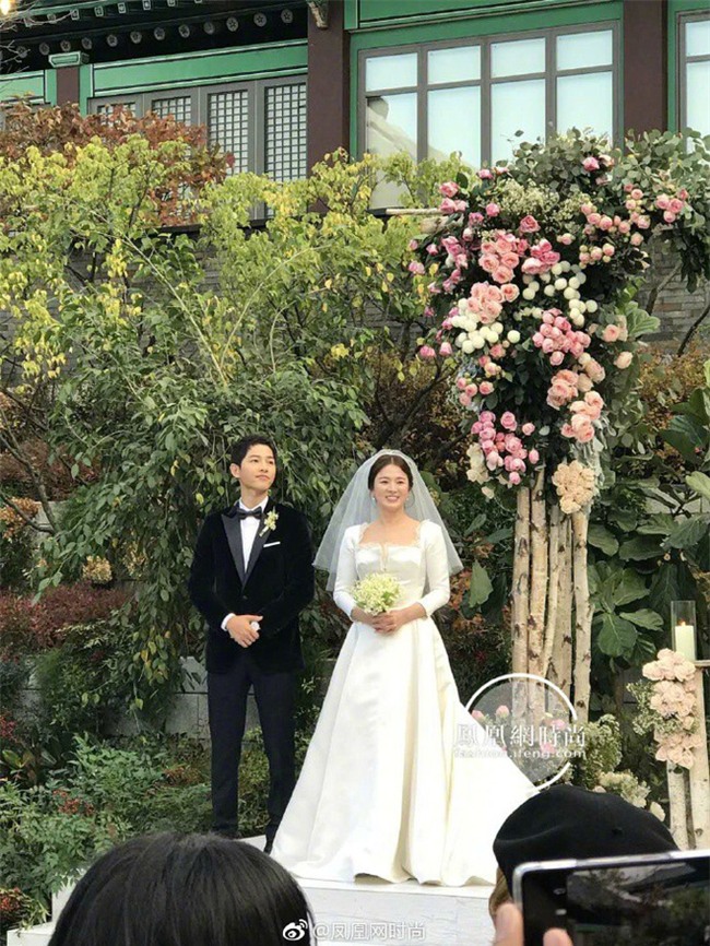 Tuy đơn giản, nhưng trang phục cưới của cặp đôi Song - Song có giá lên tới hơn 3 tỷ đồng - Ảnh 4.