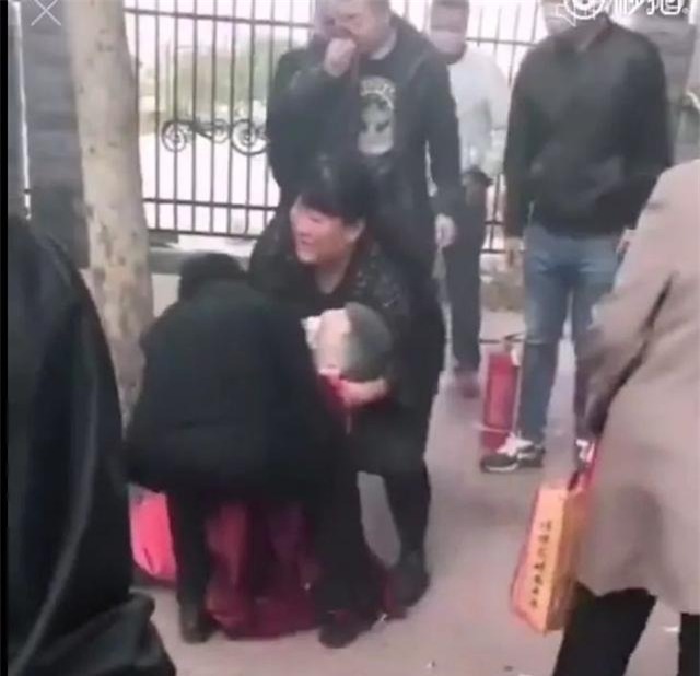 Được bạn bè chào đón với bình xịt cứu hỏa, chú rể lăn ra bất tỉnh ngay trong đám cưới - Ảnh 2.