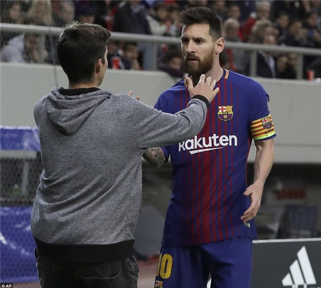 Fan cuong len vao san de xin chup anh va om Messi hinh anh 1
