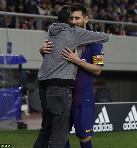 Fan cuong len vao san de xin chup anh va om Messi hinh anh 2